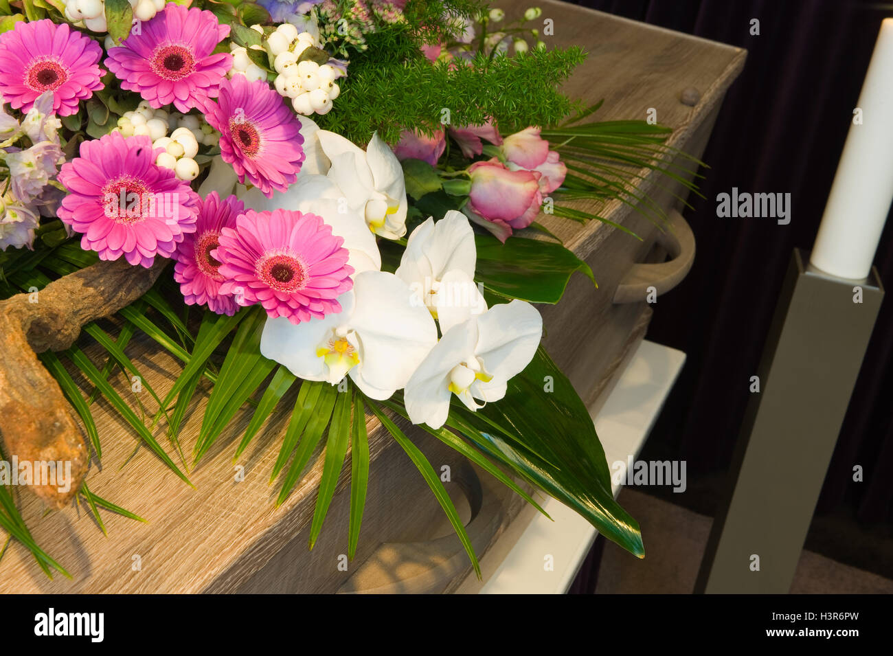 Una bara con floreale in un obitorio Foto Stock