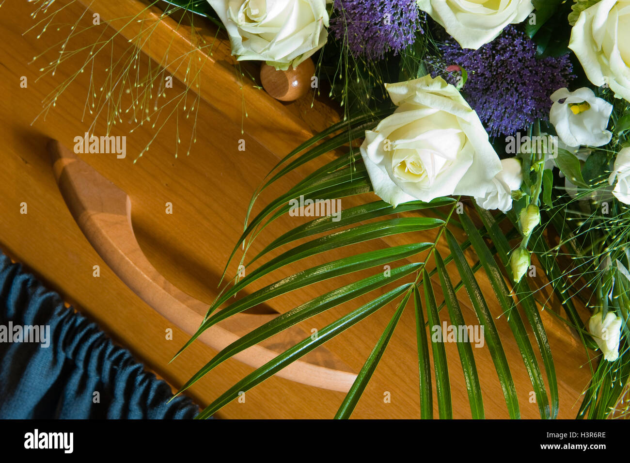Una bara con floreale in un obitorio Foto Stock