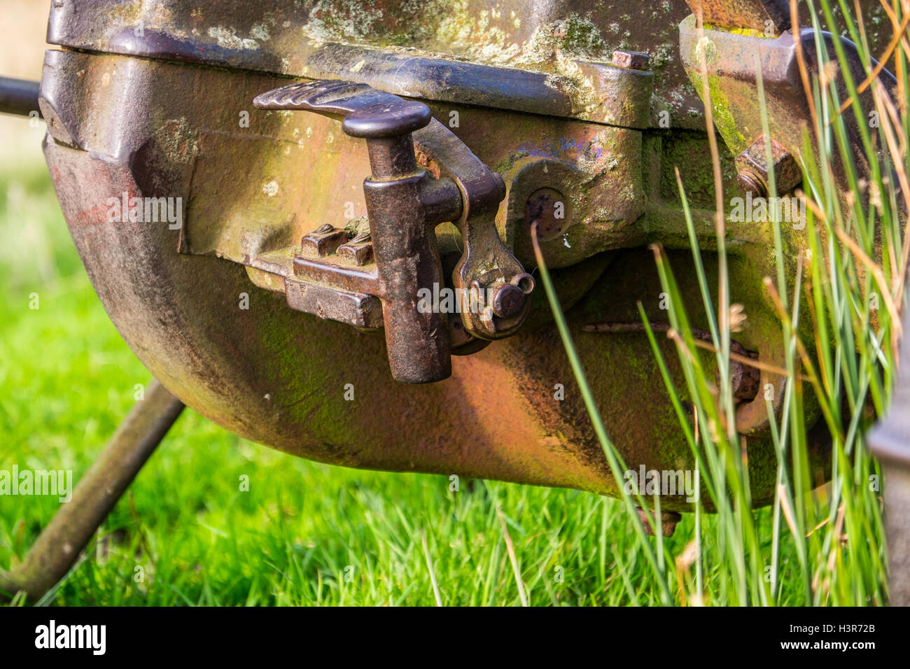 Obsoleta farm machinery ruggine sul pendio di una collina Foto Stock