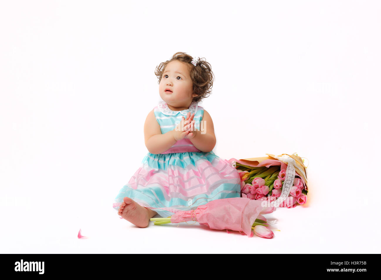 Graziosa bambina con Fiori su fondo bianco isolato Foto Stock
