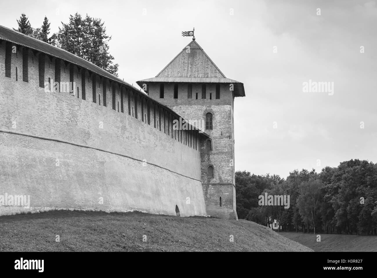 Novgorod Cremlino, anche Detinets. Banca del fiume Volkhov nella vecchia città russa Veliky Novgorod. Bianco e nero stilizzato retrò p Foto Stock