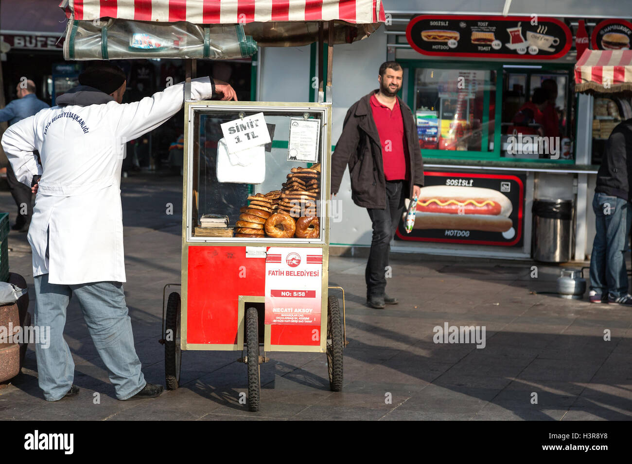 Bakery Street uscita nella città di Istanbul e di gente che cammina Foto Stock