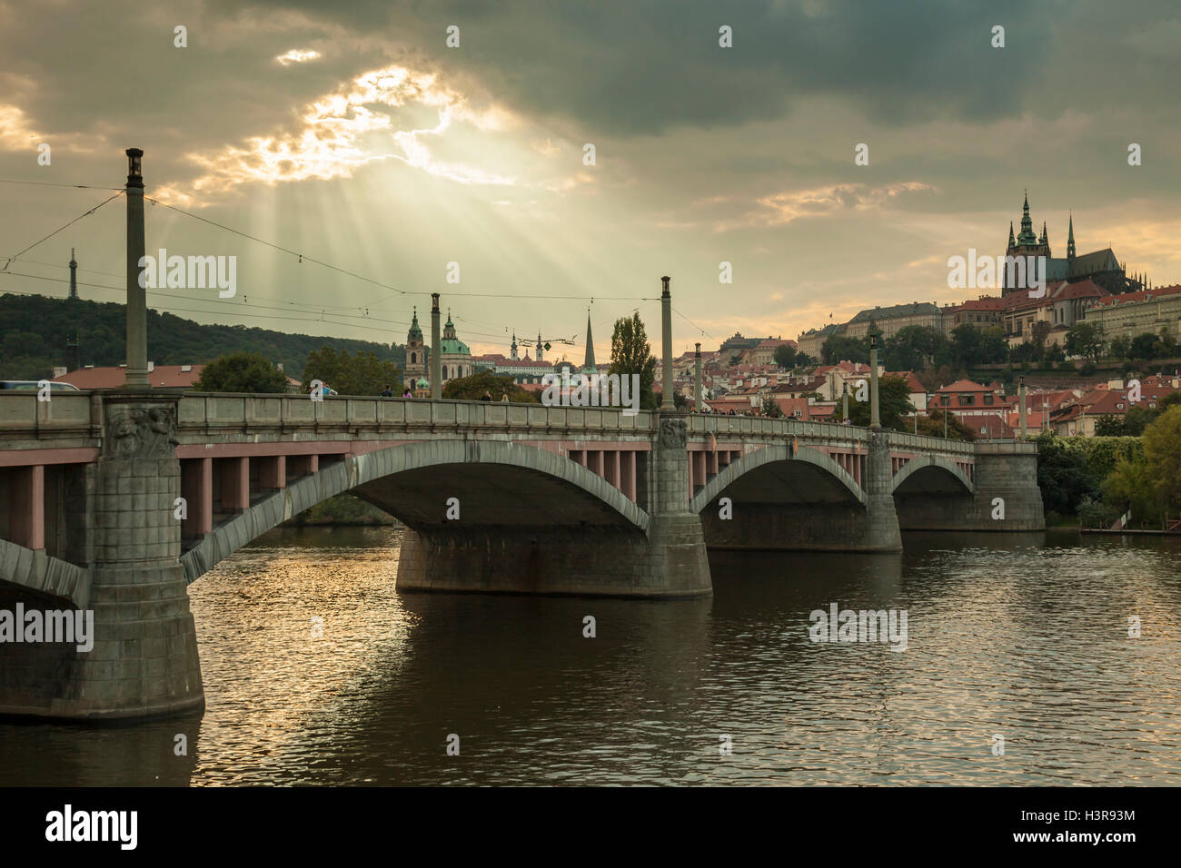 Cielo aperto sopra Ponte Manes e Hradcany a Praga, Repubblica Ceca. Foto Stock