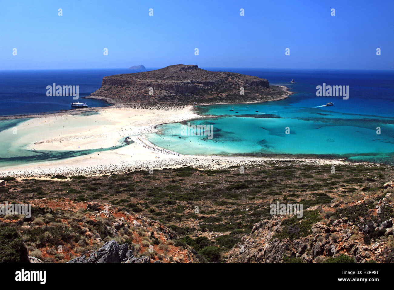 Spiaggia di sabbia bianca isola rocciosa oceano e cielo Foto Stock
