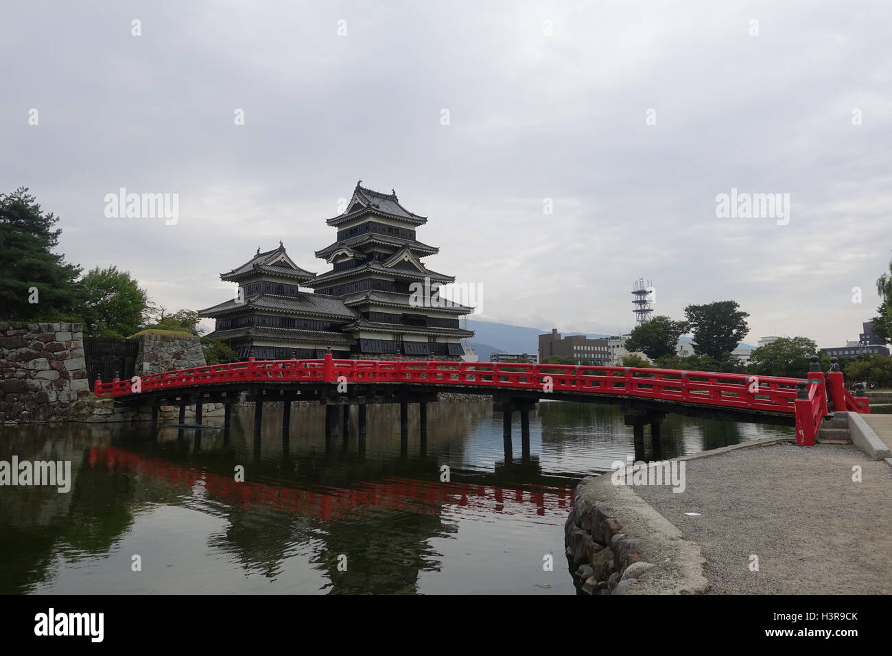 Il Castello Matsumoto perfettamente posizionate dietro questo splendido ponte rosso Foto Stock