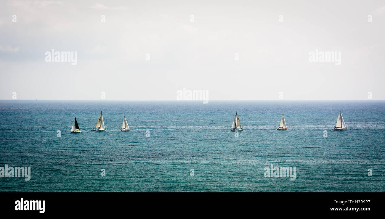 Un gruppo di yacht dal mare su un nebbioso giorno Foto Stock