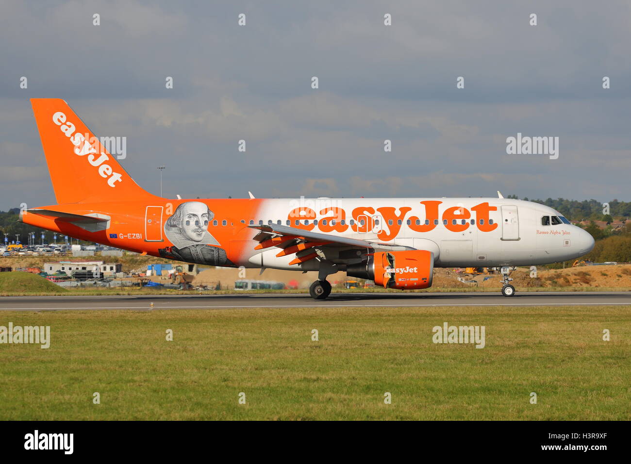 Compagnia aerea low-cost Easyjet Airbus A319 G-EZBI atterraggio all'Aeroporto London Luton, Regno Unito Foto Stock