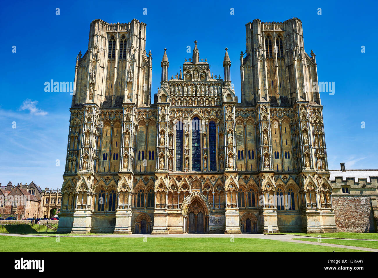La facciata della medievale Cattedrale di Wells costruito nei primi inglese in stile gotico in 1175, Wells Somerset, Inghilterra Foto Stock