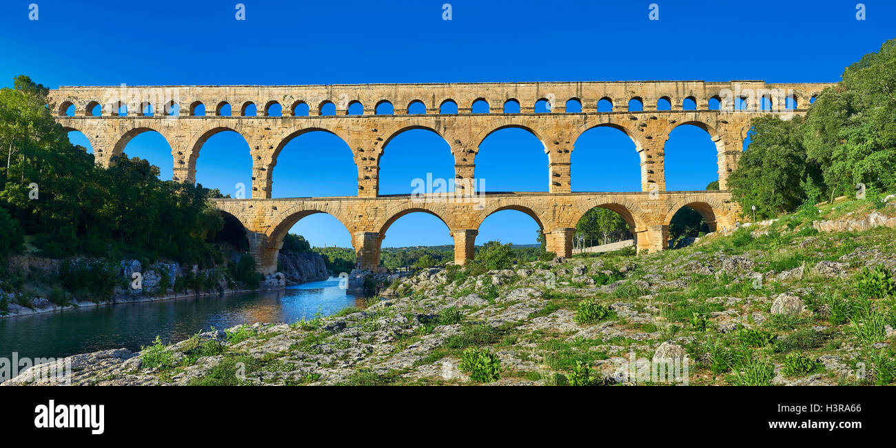 Immagine dell'antico acquedotto romano di Pont du Gard che attraversa il fiume Gardon vicino Vers-Pon-du-Gard, Francia. Parte di Foto Stock