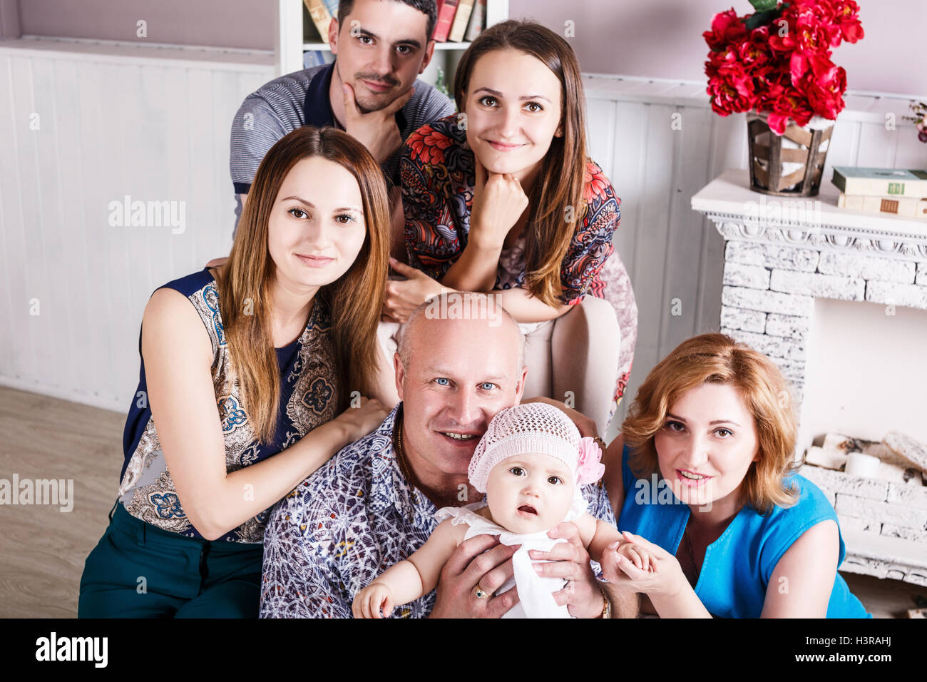 Grande famiglia felice seduta sul lettino Foto Stock