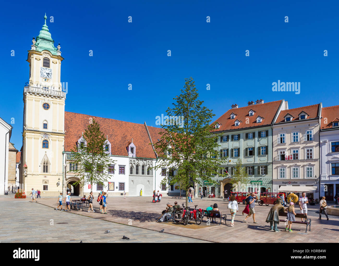 Hlavné námestie (Piazza Principale) guardando verso il Vecchio Municipio, Bratislava, Slovacchia Foto Stock