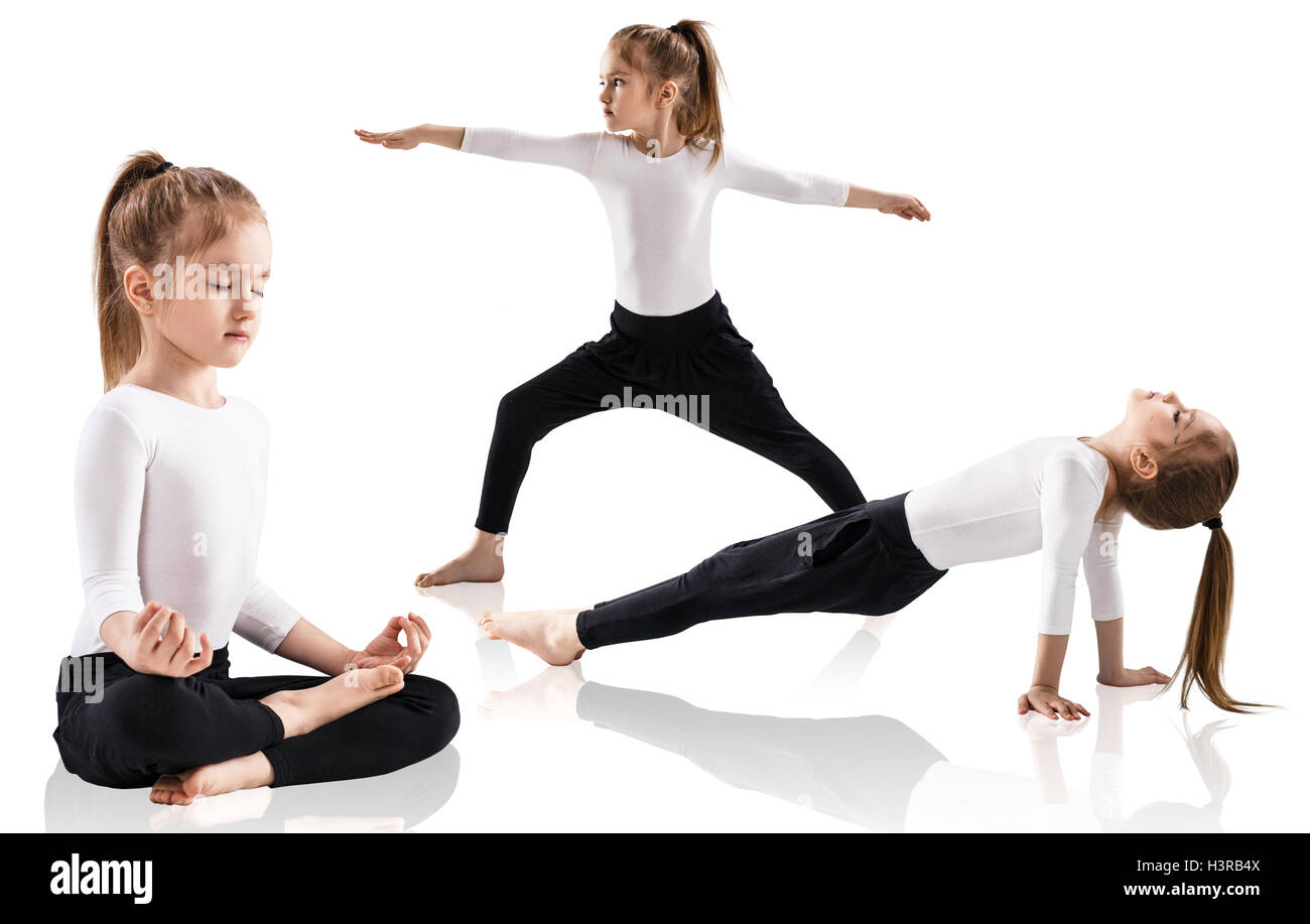 Bambina facendo esercizi yoga Foto Stock