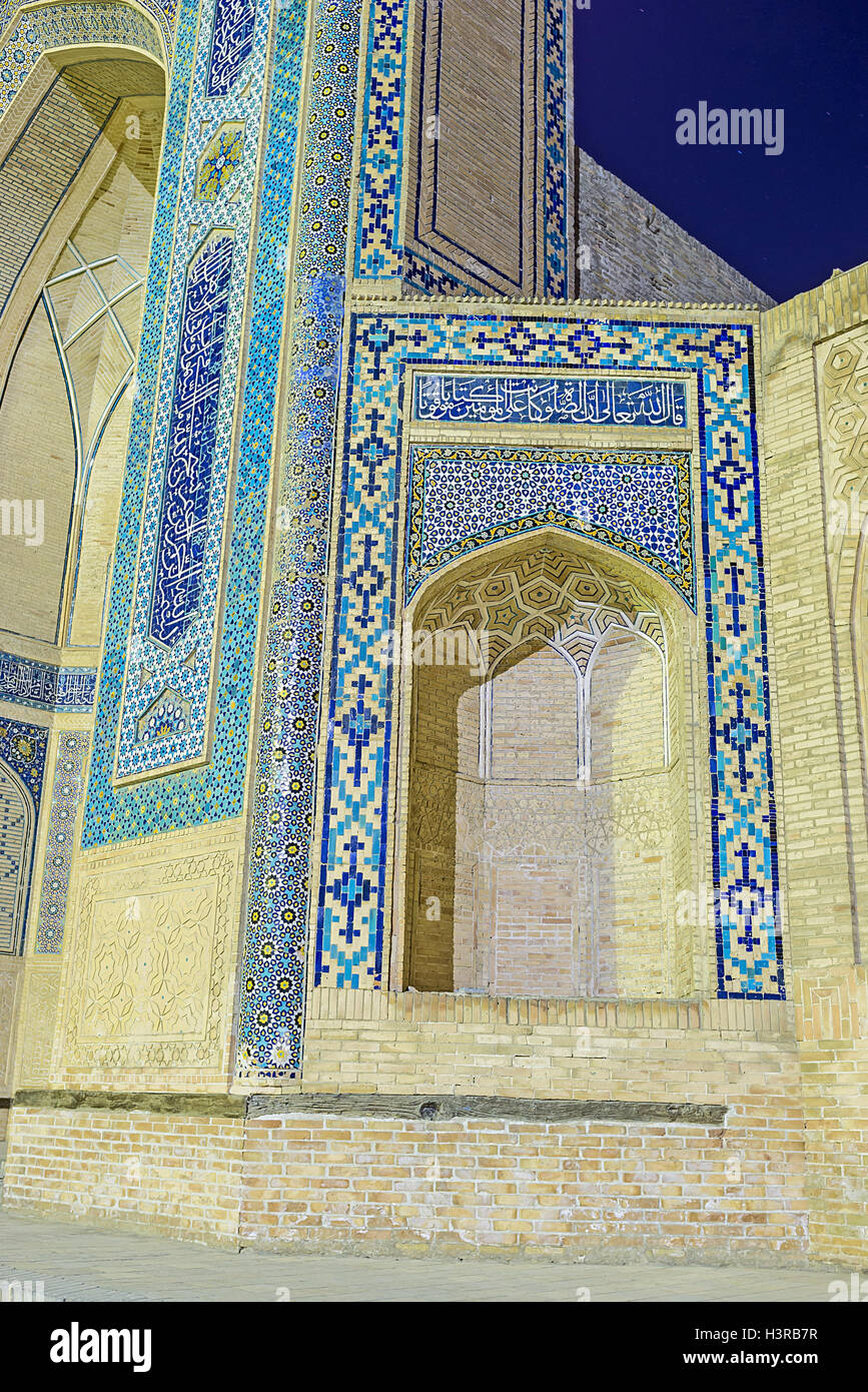Il decorato elementi della moschea Kalyan facciata sembra ancora più interessante la sera illuminazione, Bukhara, Uzbekistan. Foto Stock