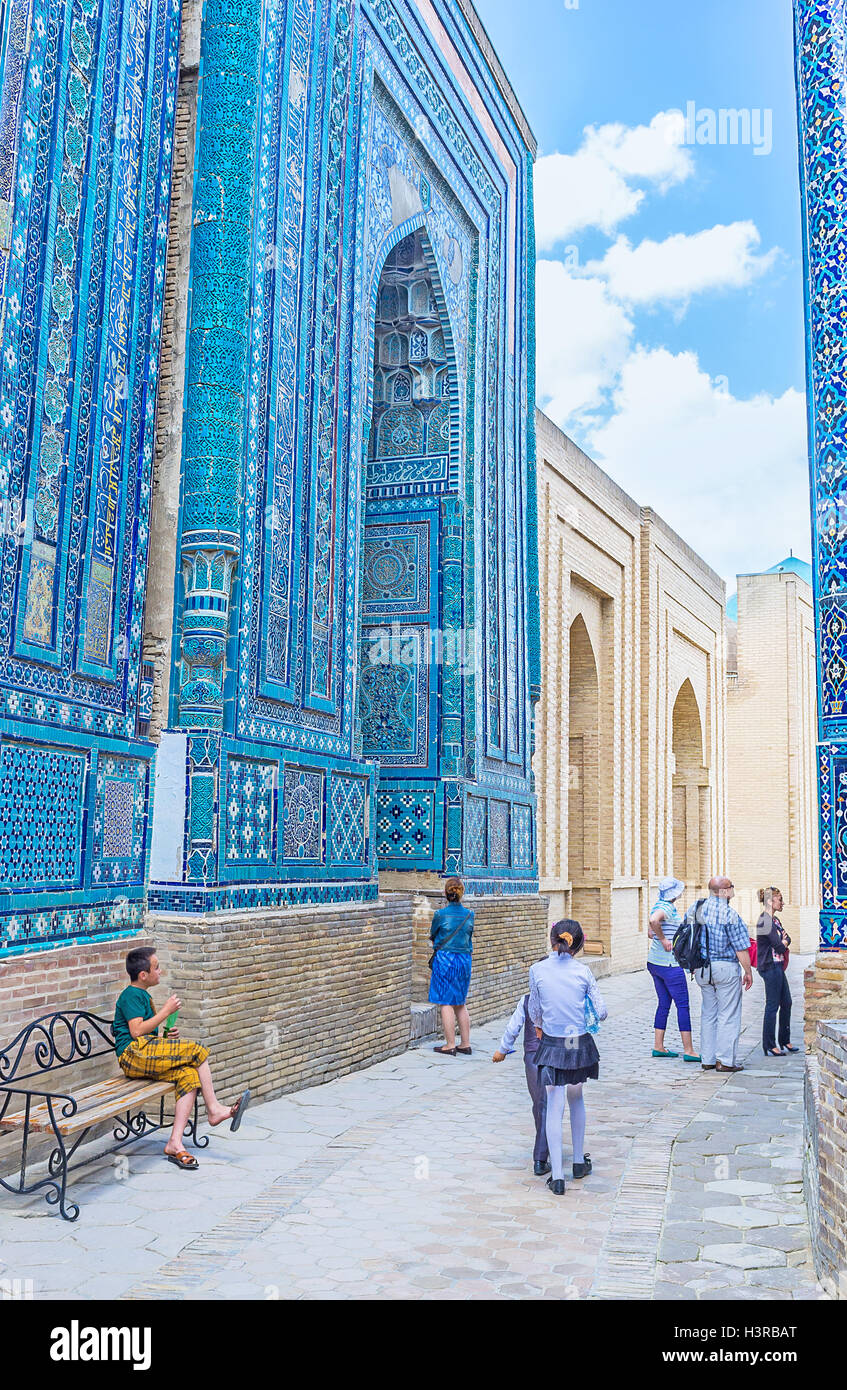 Lo Shah-i-Zinda complesso architettonico è la stretta strada con molti mausolei, che sono capolavori di arte islamica Foto Stock