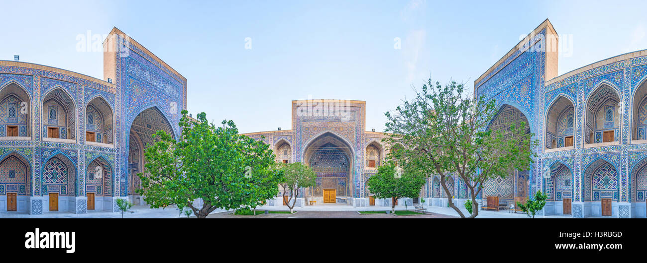 Panorama di tre portali interni di Sher-Dor Madrasah cortile, Samarcanda, Uzbekistan. Foto Stock