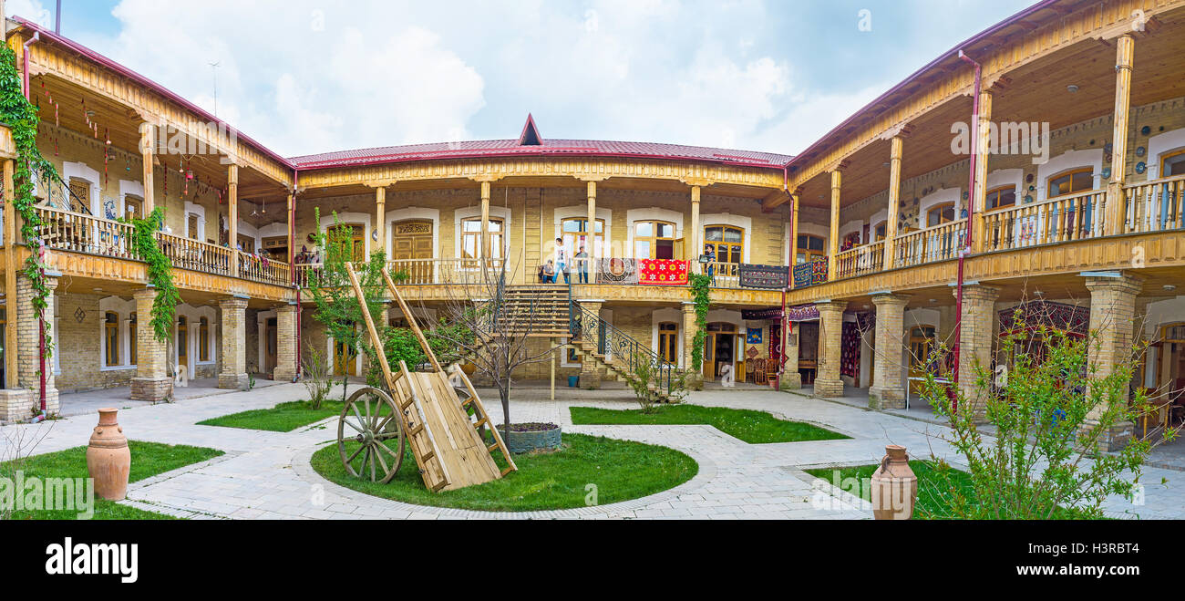 La carovana in legno Saray, che serve anche come centro d'arte, con il tradizionale paese cantiere a Samarcanda. Foto Stock