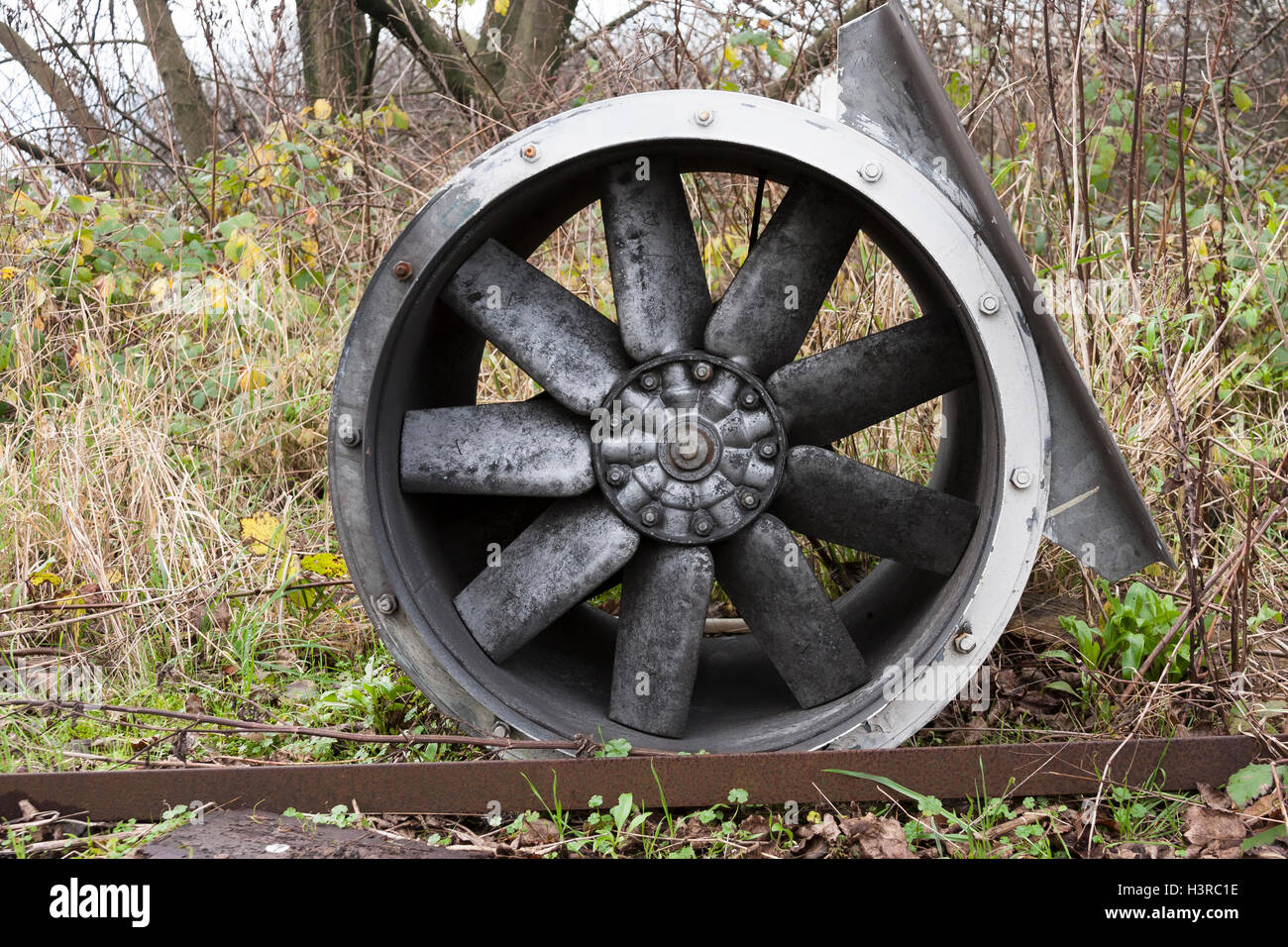 Enorme ventilatore industriale demolito sulla massa di rifiuti Foto Stock