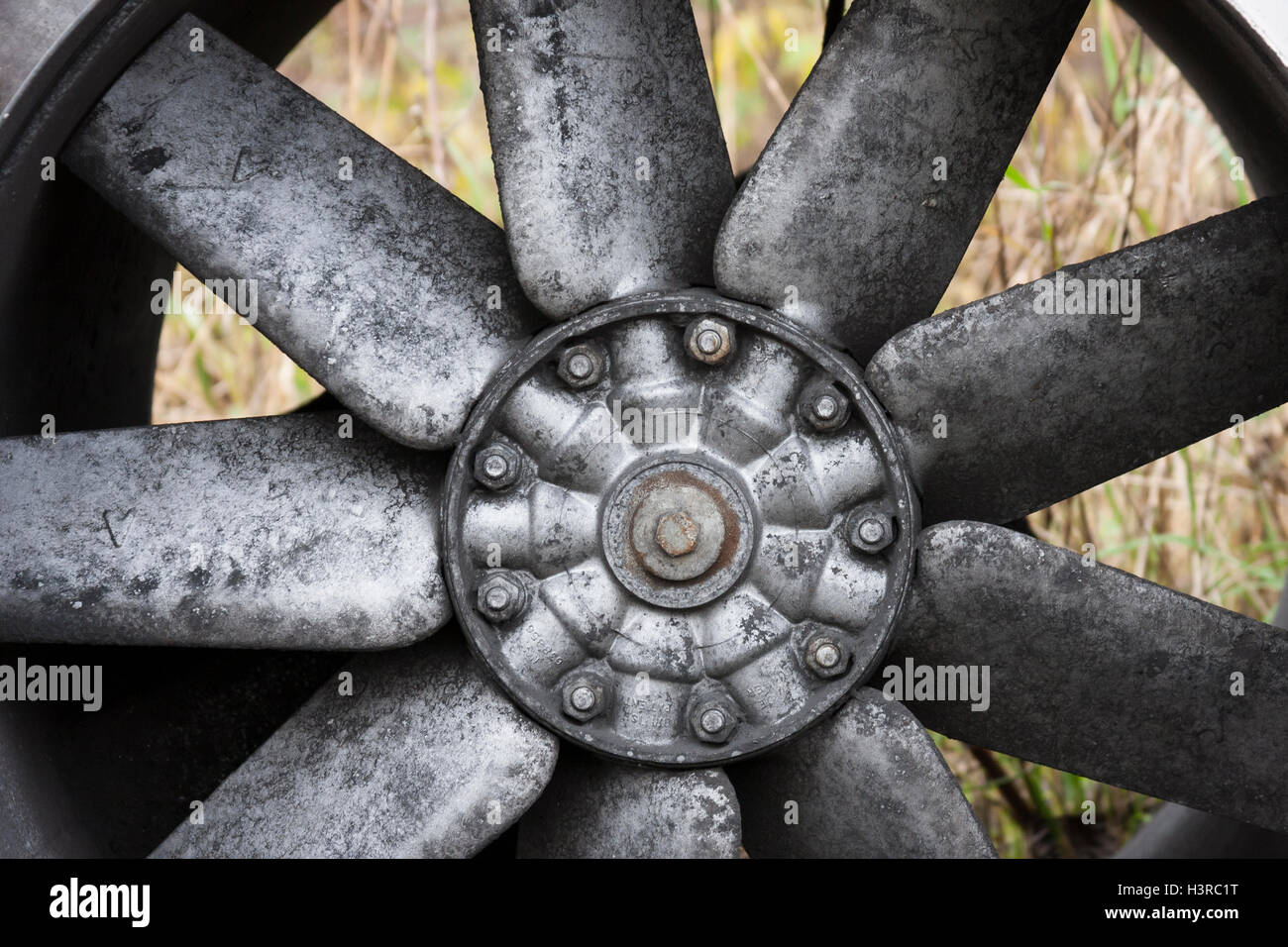 Enorme ventilatore industriale demolito sulla massa di rifiuti Foto Stock