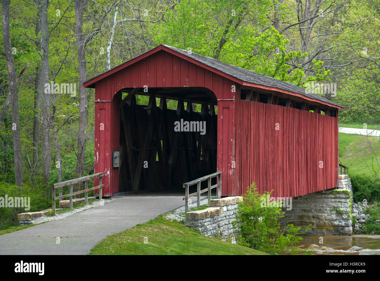 Owen County, Indiana: cataratta cade ponte coperto (1876) all'inizio della primavera Foto Stock