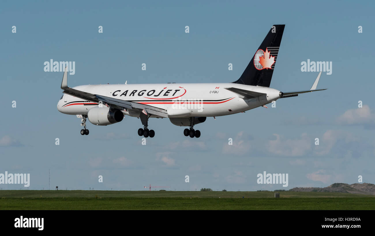 Cargojet Airways Boeing 757 C-FGKJ air cargo freighter approccio finale per lo sbarco dall'Aeroporto Internazionale di Calgary, Canada Foto Stock