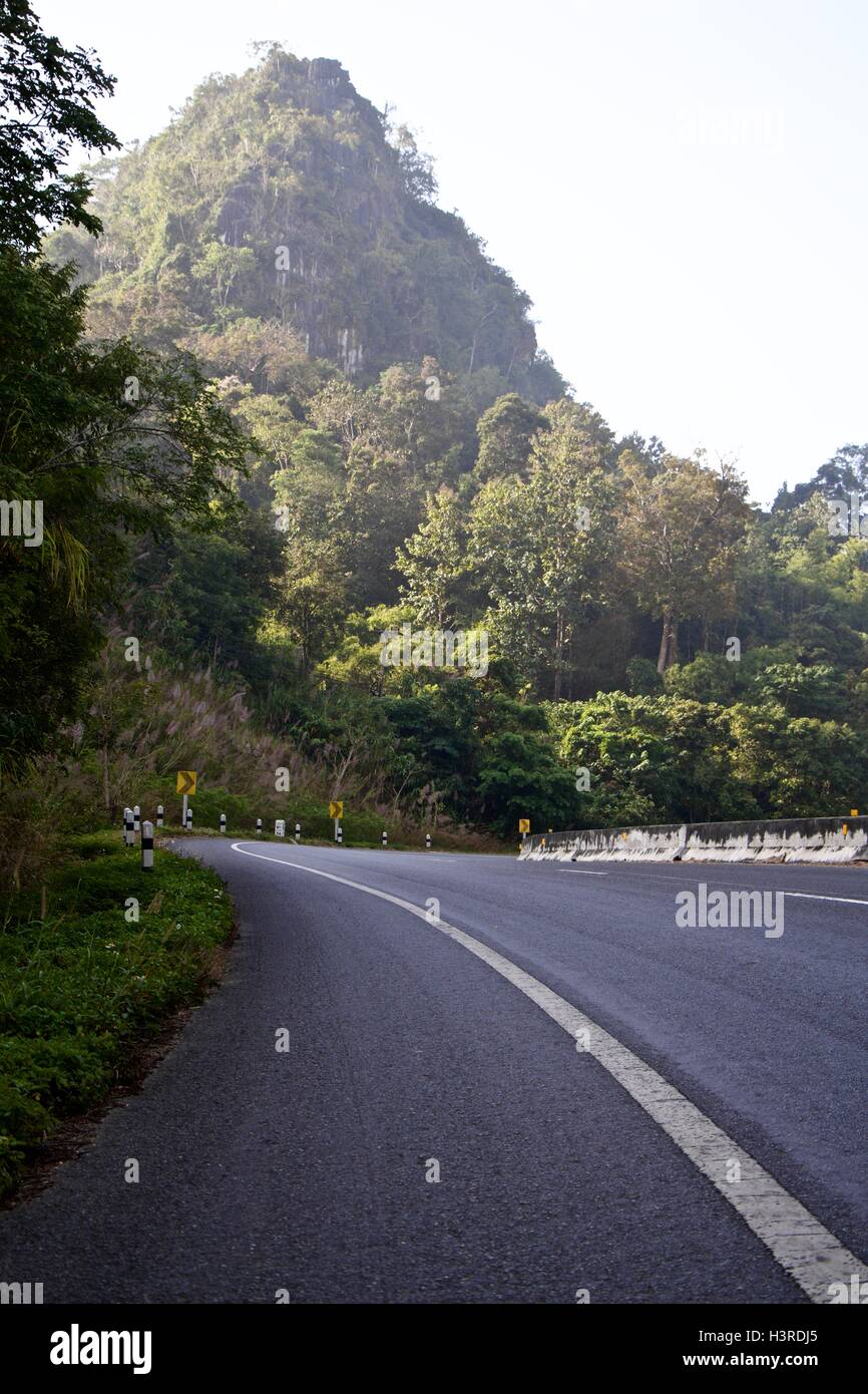 Country Road in mattinata sulla montagna a nord della Thailandia. Foto Stock