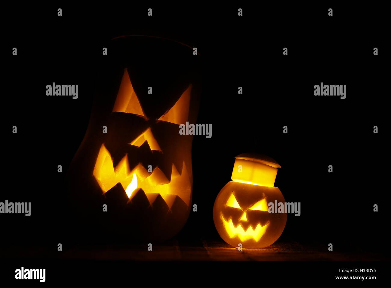 Scary Halloween volto scolpito in una zucca, con una luce interna Foto Stock