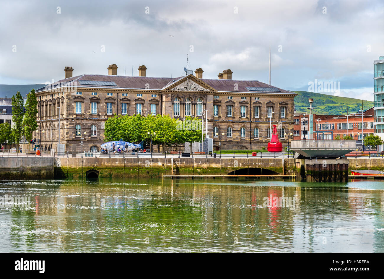 Vista di Custom House sul fiume Lagan a Belfast Foto Stock