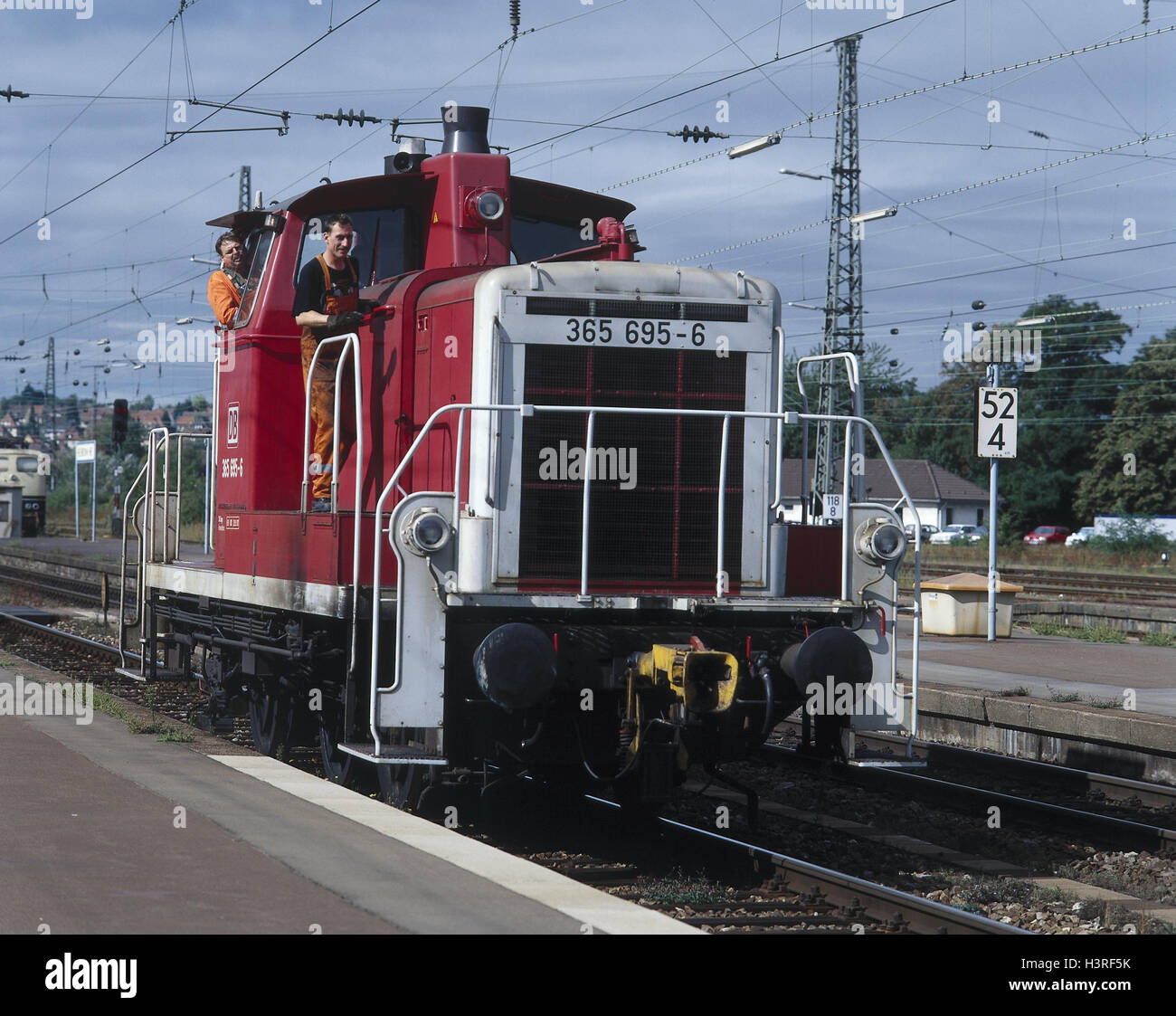 Stazione ferroviaria, shuntando locomotiva, operaio ferroviario, locomotiva, traiettoria, ferrovia, il trasporto ferroviario, piattaforma, le linee di contatto aeree, linea aerea di contatto, ferrovieri, uomini, ufficio lavoratori, l'occupazione, il locomotore, rango macchinista, traffico, tr Foto Stock
