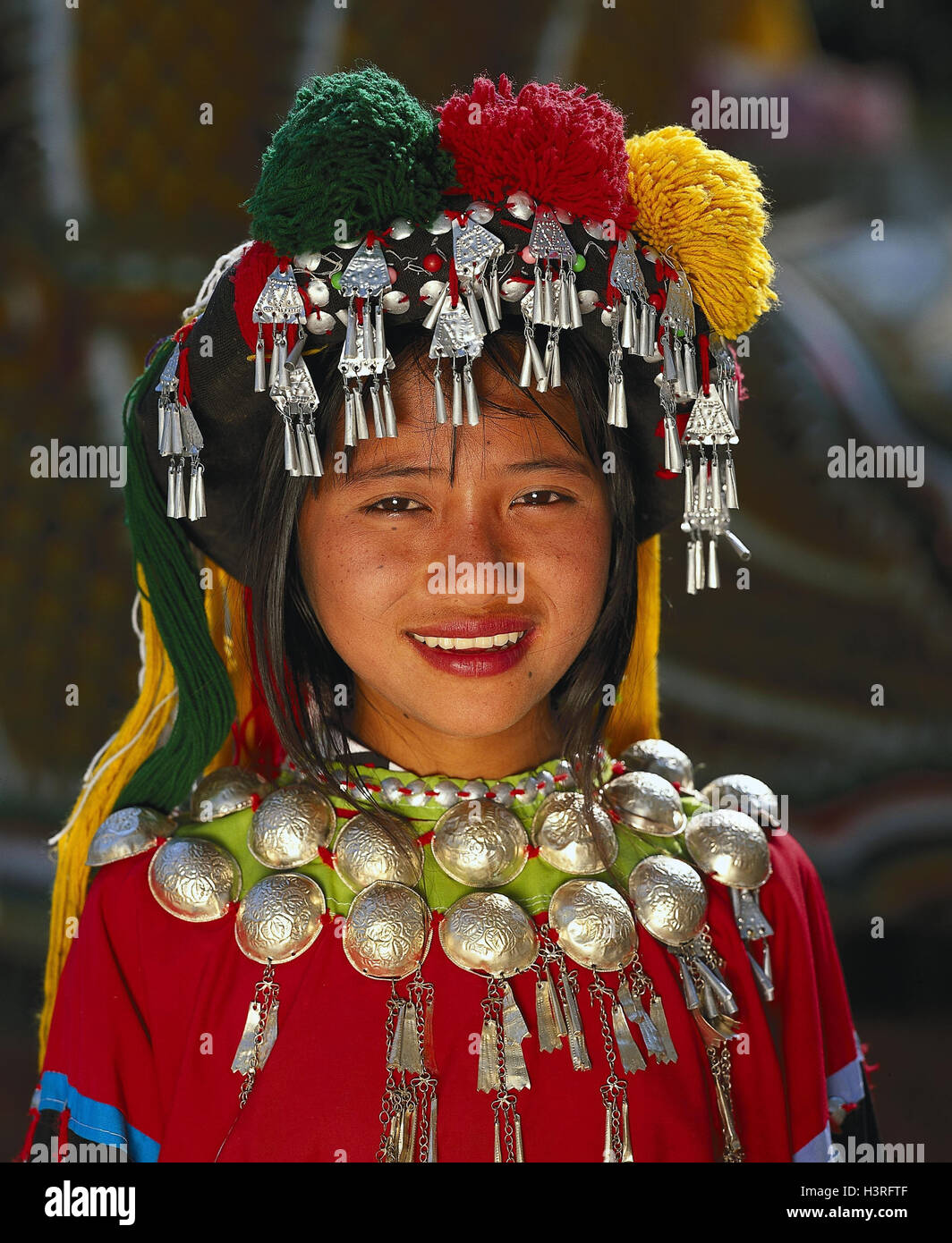 Thailandia, Mae Sai, donna, giovane, costume nazionale, ritratto, esterno, Asia, copricapo, gioielli, costume nazionale, vestiti, tradizionalmente, tradizione e folklore Foto Stock