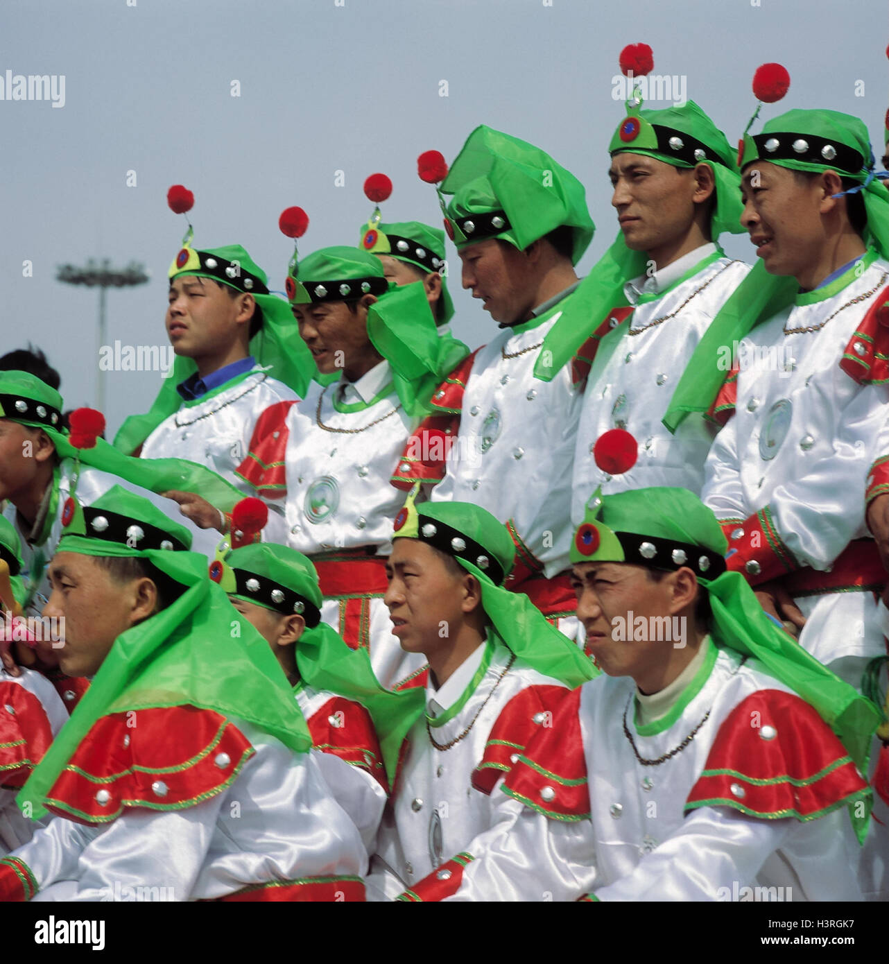 Cina, Pechino, Piazza Tian'anmen spazio, folklore group, foto di gruppo, Pechino, capitale, spazio di Tiananmen, spazio la pace celeste, uomini, vestiti, tradizione e folklore vestiti, folklore, tradizioni, fuori, Foto Stock