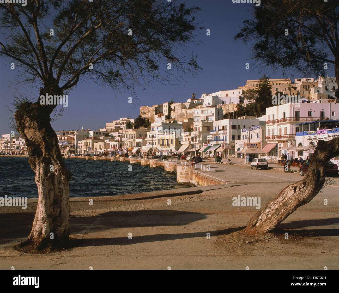 La Grecia, Naxos, Lido città di Naxos, Europa, vista città, costa, cielo blu, il lungofiume, alberi al di fuori Foto Stock