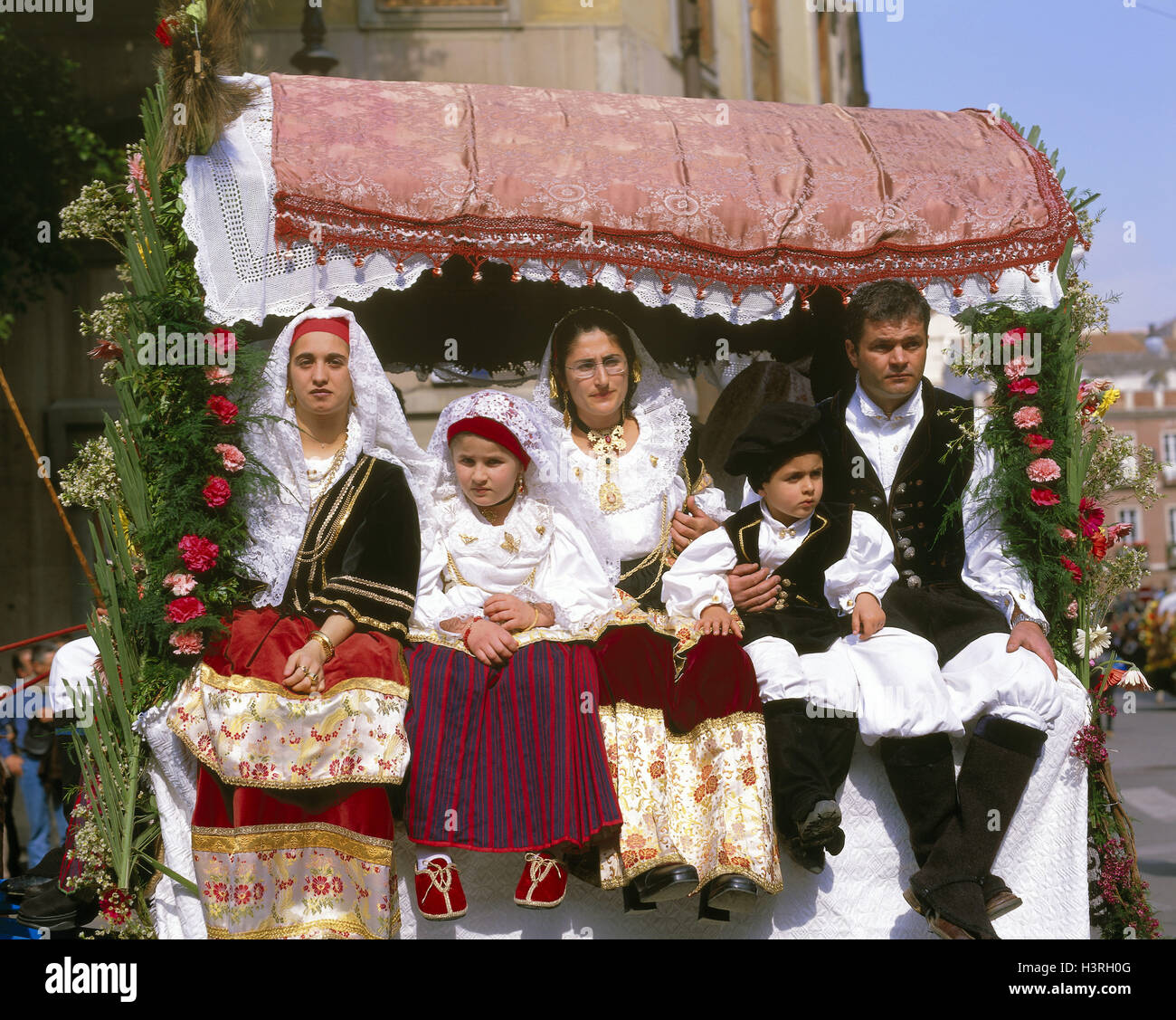 L'Italia, Sardegna, Cagliari, Sant'Efisio processione, carrello fisso, famiglia, costume nazionale, tradizioni, folklore, Europa, Sud, Europa, isola, mare Mediterraneo, Sardegna, capitale, Sagra Tu Sant'Efisio, festa, tradizioni, evento, fissato proce Foto Stock