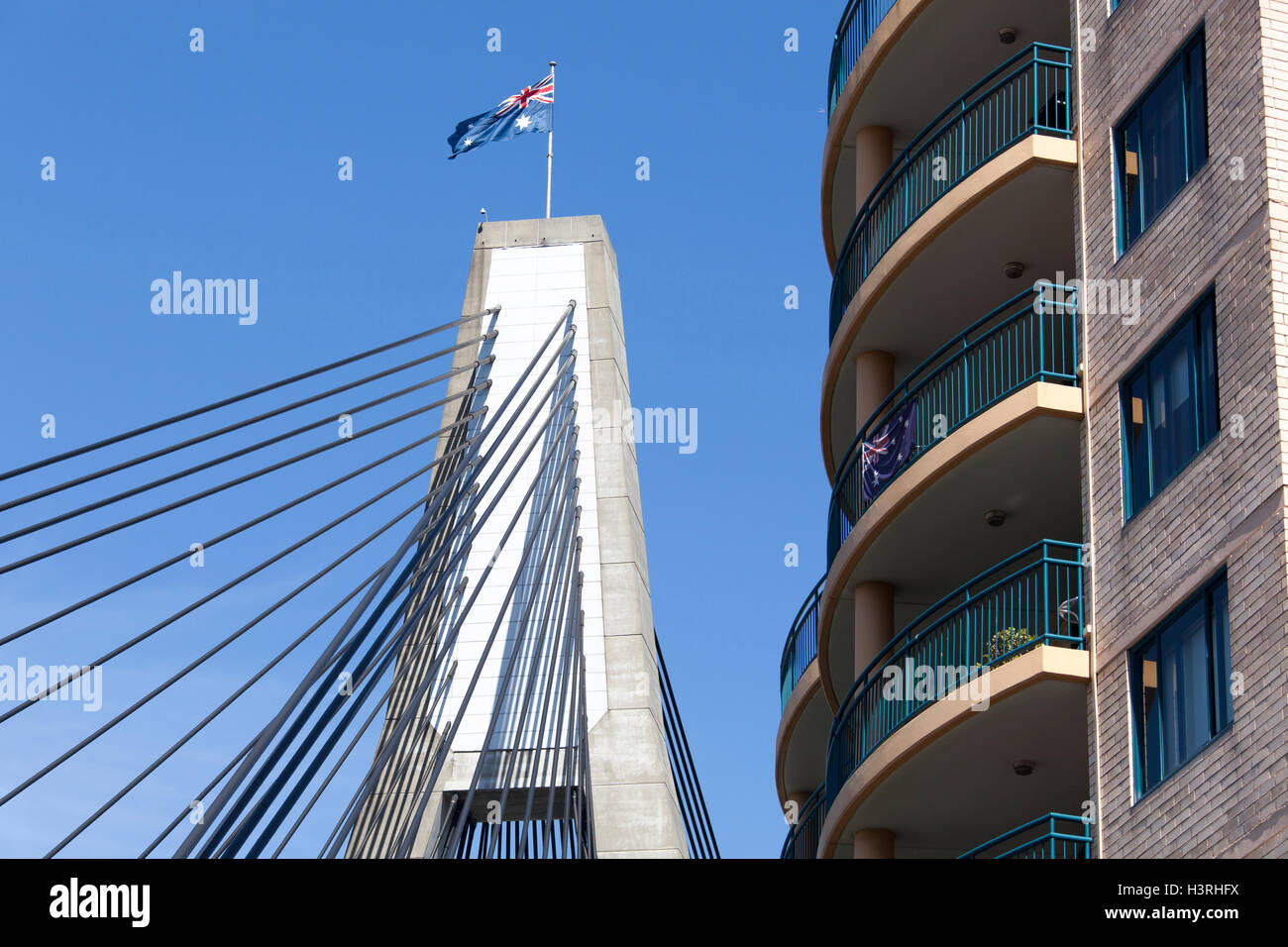 L'appartamento edificio costruito accanto al ponte di Anzac a Sydney (Nuovo Galles del Sud). Foto Stock