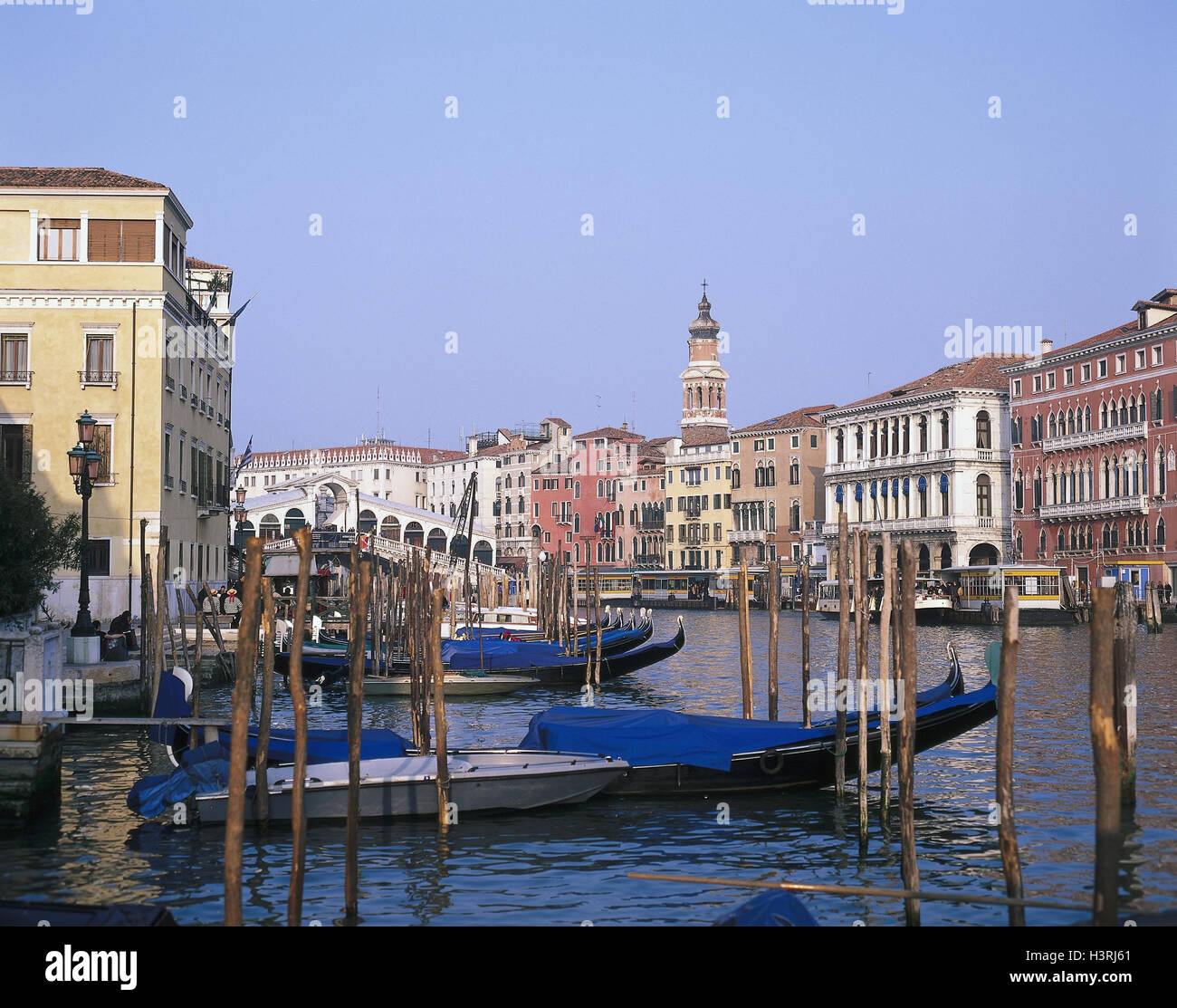 L'Italia, Venezia, Canale grandee, terrazza e gondole, Rialtobrücke, Europa, Veneto, città lagunare, Canal grandee, canale fluviale, Ponte Tu Rialto, nel 1588-91, bridge, struttura, architettura e cultura, luogo di interesse, acqua, barca, case, residenti Foto Stock