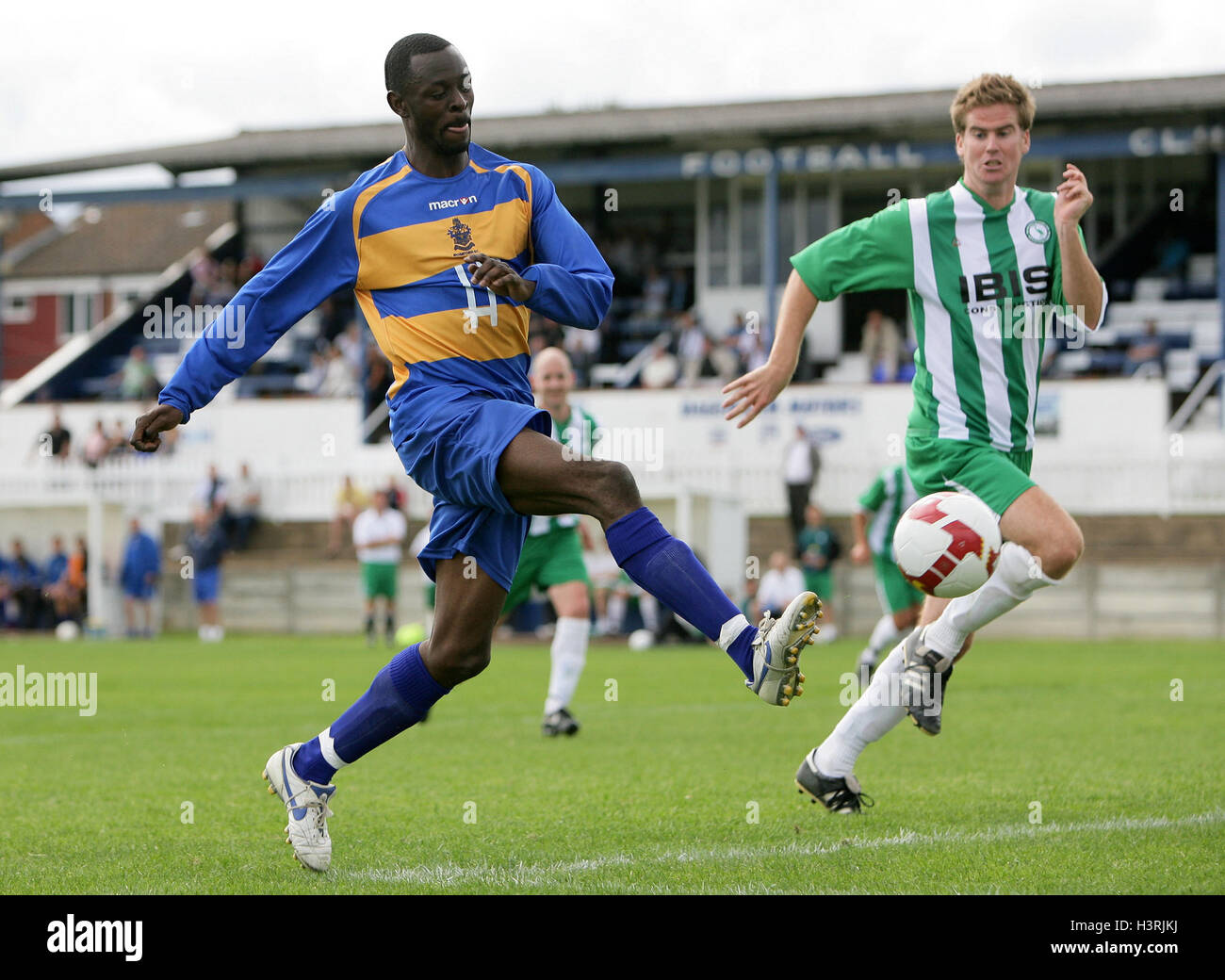 Manzi Mbala segna il terzo obiettivo per Romford e celebra - Romford vs Biggleswade Town - FA Cup Extra-Preliminary Round a Aveley FC - 17/08/08 Foto Stock