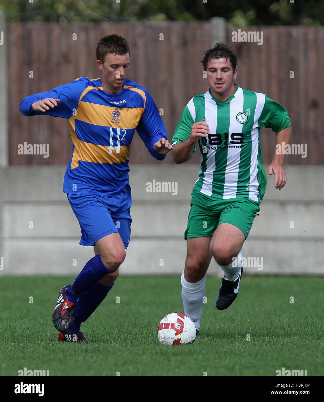 Paolo Kavanagh sulla sfera per Romford - Romford vs Biggleswade Town - FA Cup Extra-Preliminary Round a Aveley FC - 17/08/08 Foto Stock