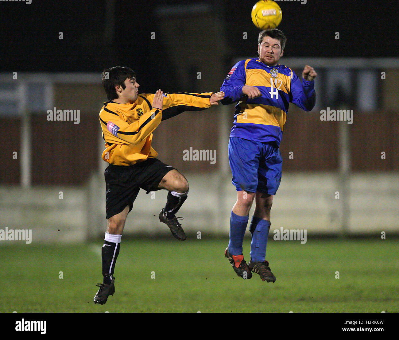 James Gammons di Romford aumenta al di sopra di Matt Thompson di Cheshunt - Romford vs Cheshunt - Ryman League Division One North calcio al campo del mulino, Aveley FC - 19/01/10 Foto Stock