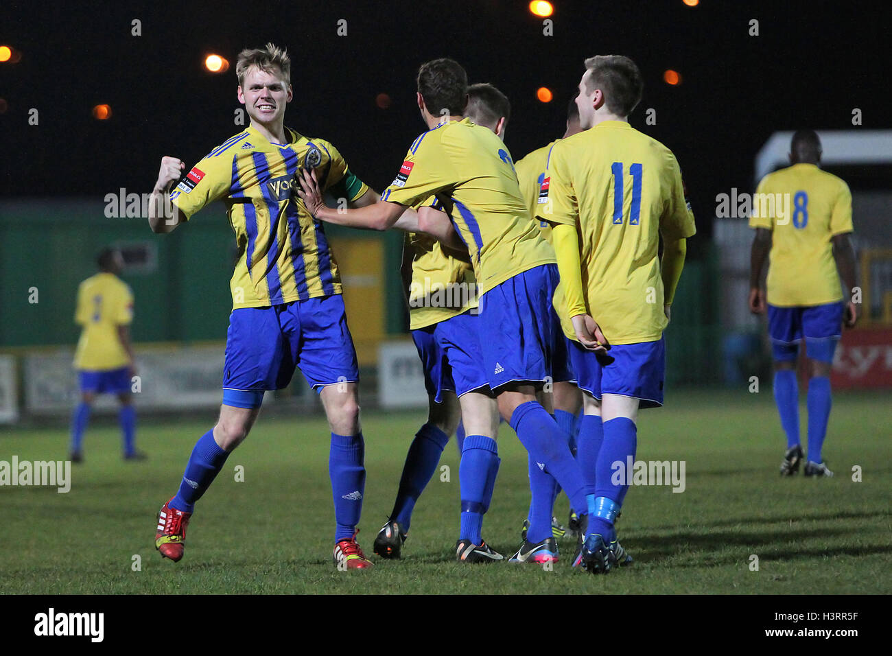 Jack Barry segna il primo gol per Romford e celebra - Romford vs Atletico VCD - Ryman League Division One North Football in nave Lane, Thurrock FC - 19/03/14 Foto Stock