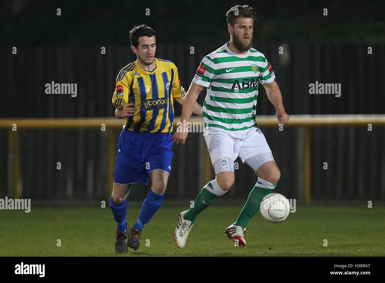 Scott Truman di Romford e Michael potenza di VCD - Romford vs Atletico VCD - Ryman League Division One North Football in nave Lane, Thurrock FC - 19/03/14 Foto Stock