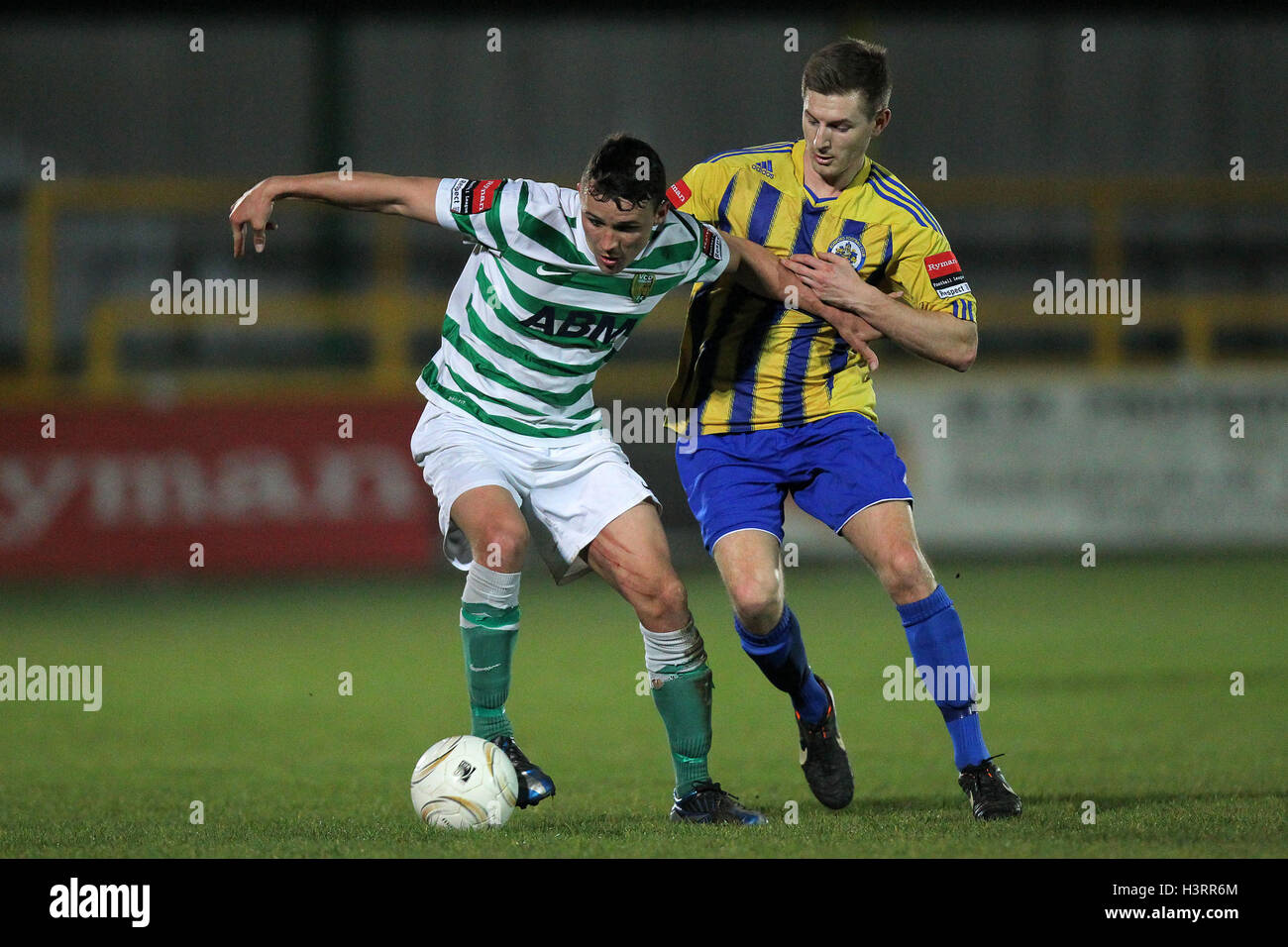 Lea Dawson di VCD e Chris Barry di Romford - Romford vs Atletico VCD - Ryman League Division One North Football in nave Lane, Thurrock FC - 19/03/14 Foto Stock