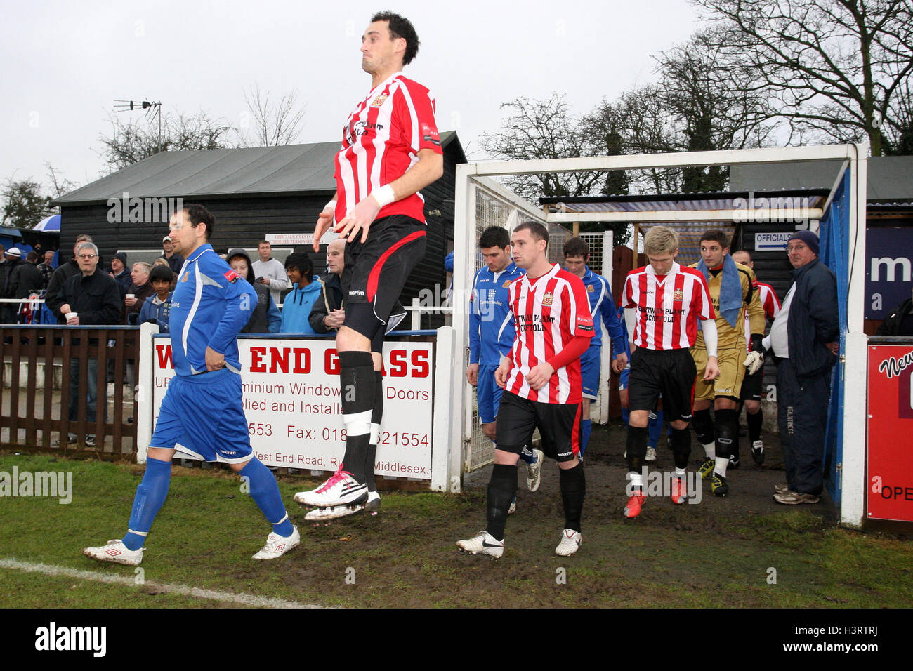 Sam Holloway di Hornchurch salti in aria come egli esce con i suoi compagni di squadra per i ricci di mare " primo match in tre settimane - Wealdstone vs AFC Hornchurch - Ryman Premier League Division calcio a St George's Stadium, Grosvenor Vale, Ruislip - 01/01/11 Foto Stock