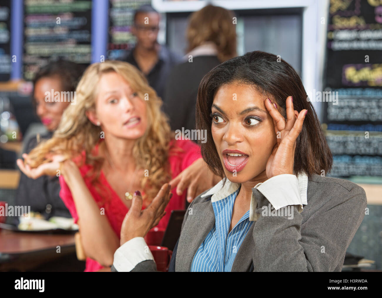 Irritato donna in Cafe Foto Stock