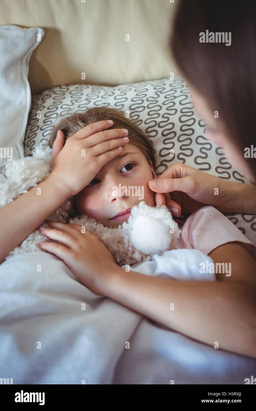 Madre figlie di controllo temperatura Foto Stock