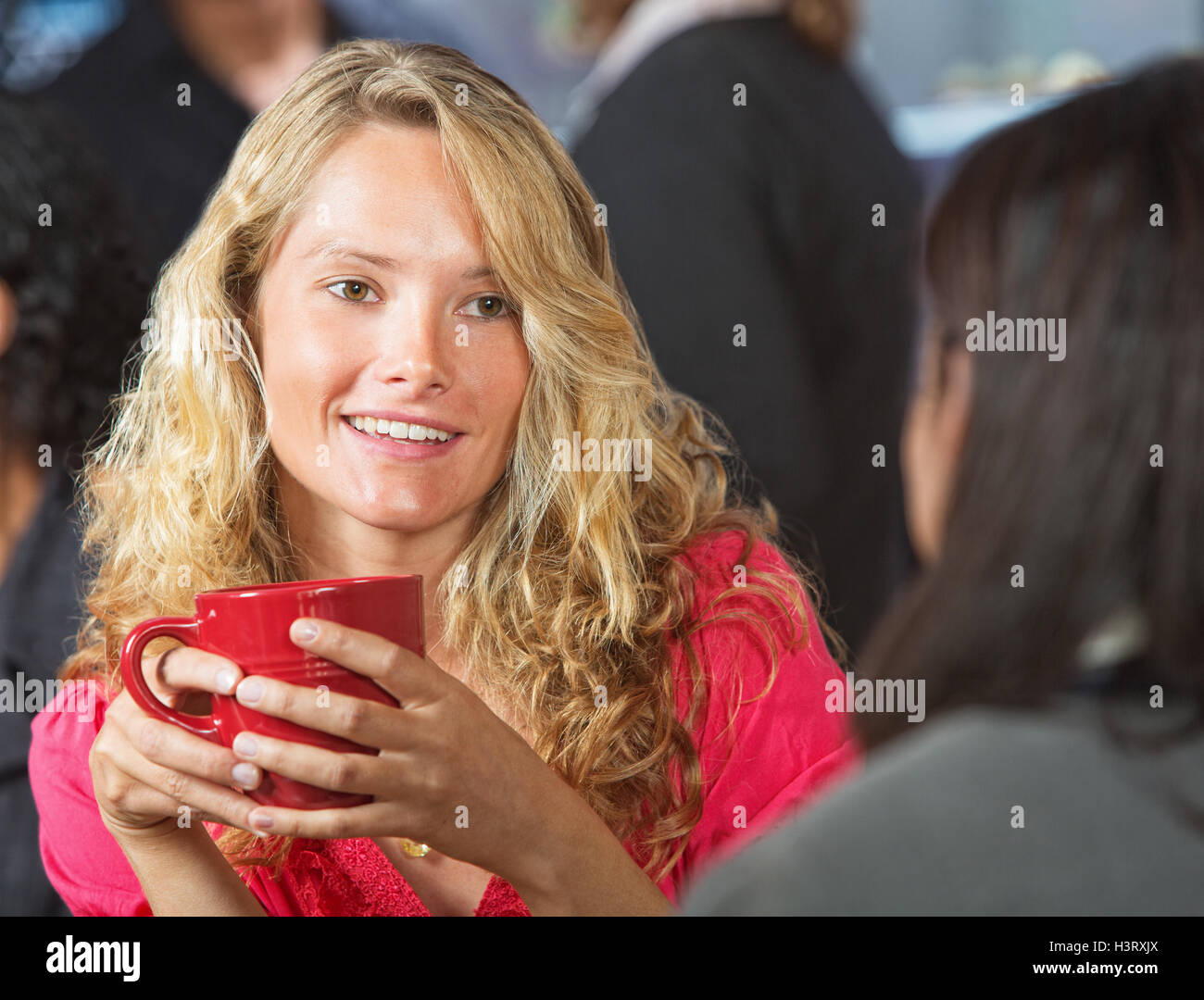 Giovane donna in Cafe Foto Stock