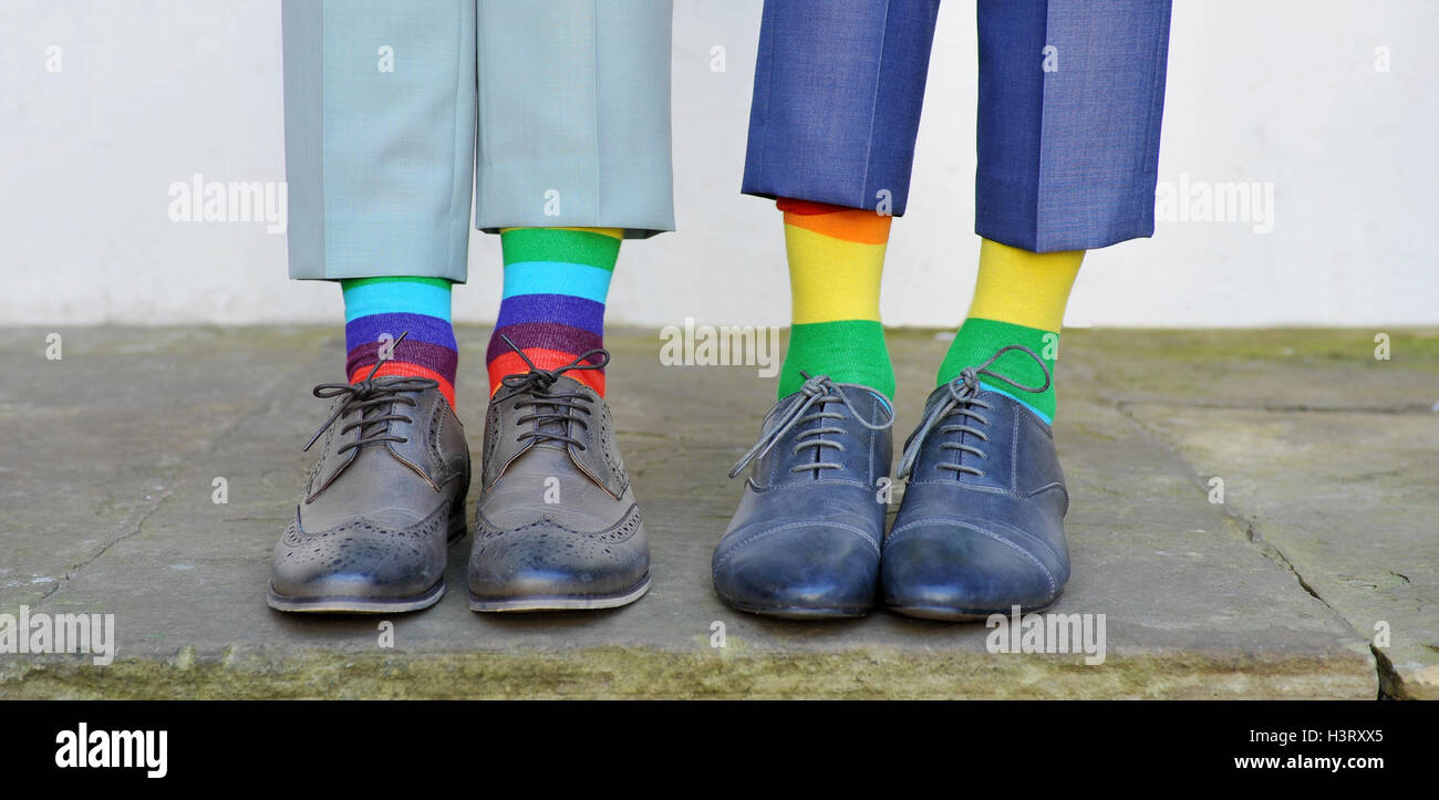 Due uomini stavano in piedi con strisce colorate calze su Foto Stock