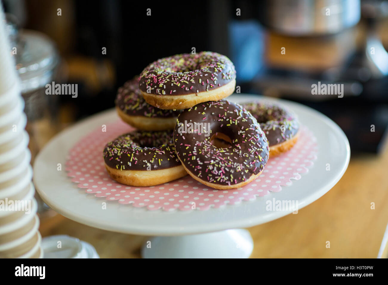 Le ciambelle sulla torta stand Foto Stock