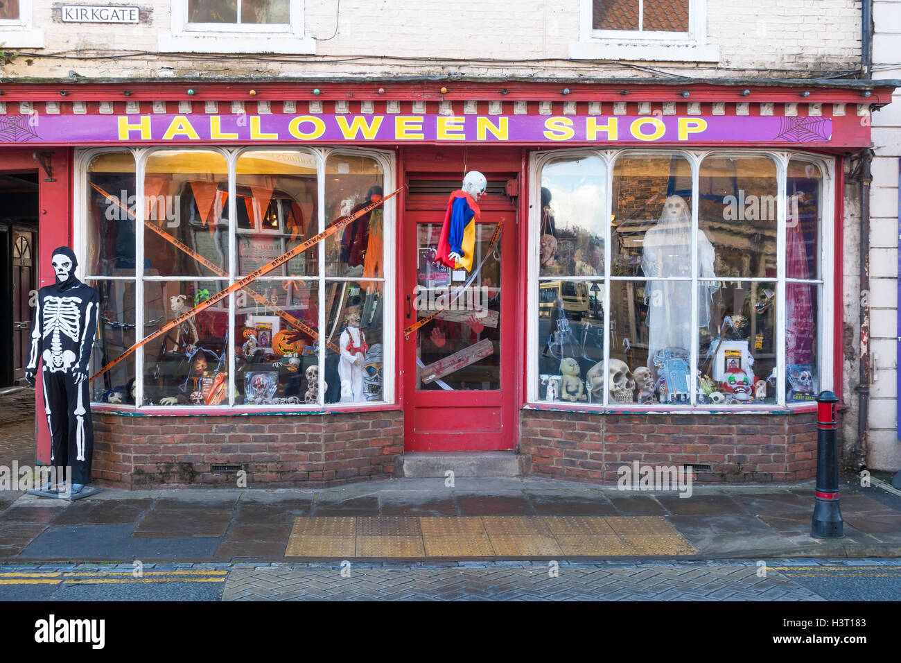 Un temporaneo pop-up - negozio di vendita di vestiti di Halloween e accessori in Thirsk North Yorkshire Foto Stock