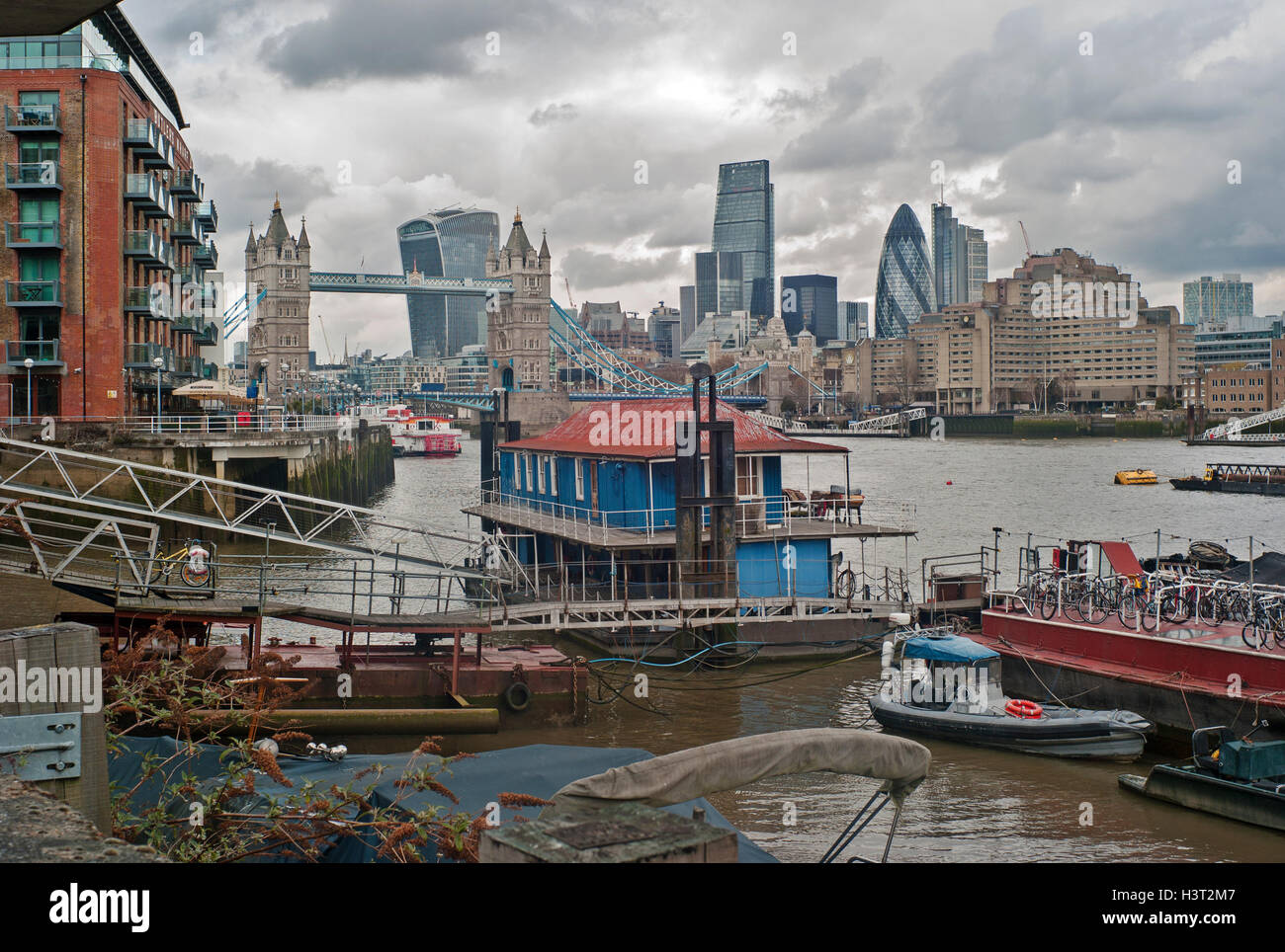 Case galleggianti sul Tamigi in Bermondsey, vicino al Tower Bridge London,case galleggianti ormeggiate sulla riva sud del fiume Tamigi Foto Stock