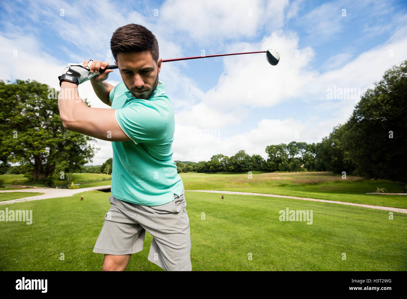 Focalizzata l uomo giocando a golf Foto Stock