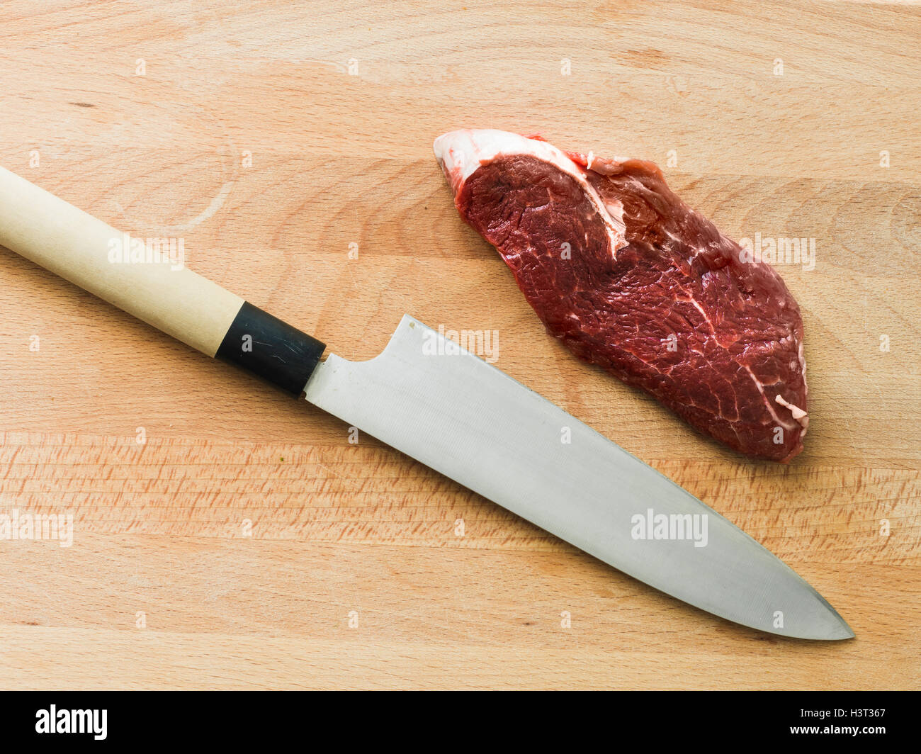 Il Black Angus stagionato bistecca con un coltello giapponese Foto Stock
